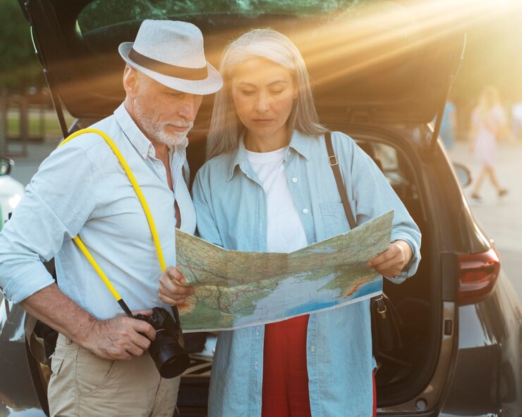 Foto grátis viajantes seniores com foto média e mapa