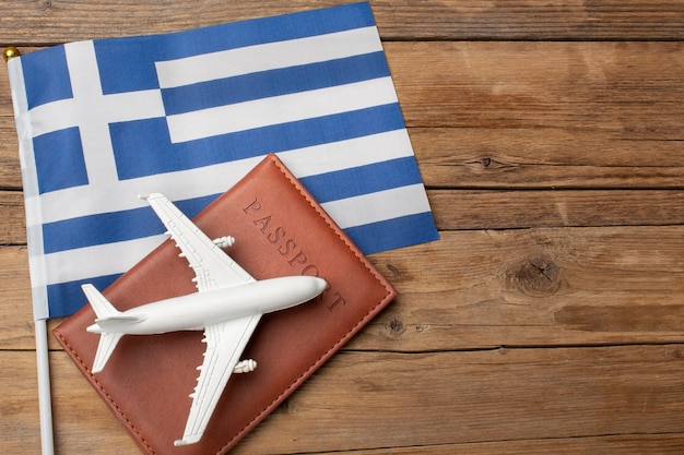 Viajar para o conceito de grécia com bandeira grega