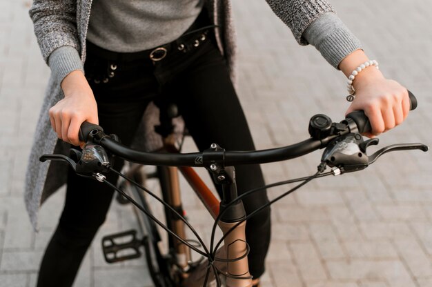 Viaje pela vida da cidade com uma vista elevada de bicicleta