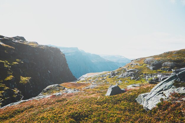 Viaje pelo parque nacional norueguês na temporada de outono, caminhando nas montanhas.