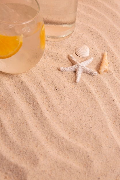 Foto grátis vibrações de verão com coquetel e areia