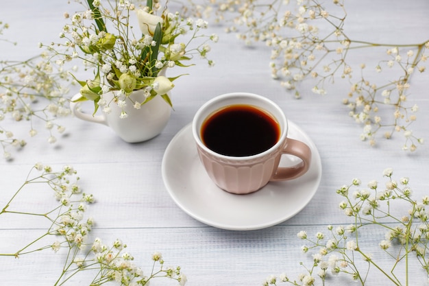 Victoria fatias de bolo com uma xícara de café na luz