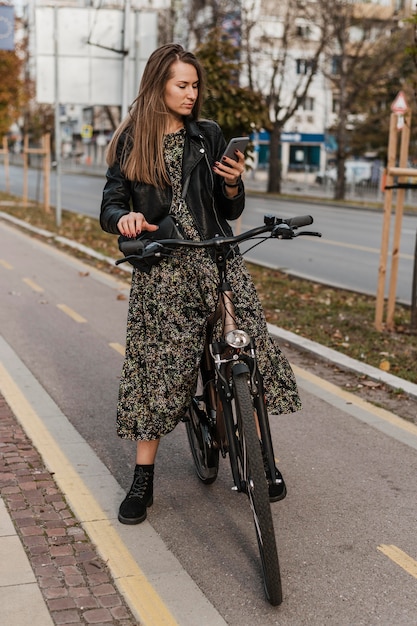 Vida de bicicleta na cidade navegando no celular