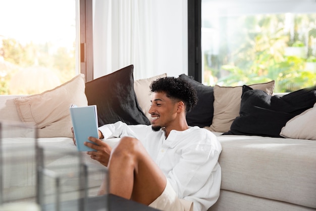 Vida em casa com jovens adultos lendo