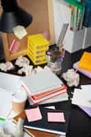 Foto grátis vida morta da bagunça da secretária do escritório