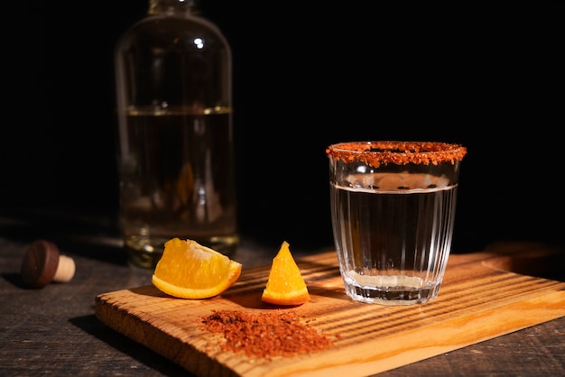 Vida morta de bebida de mezcal com verme maguey