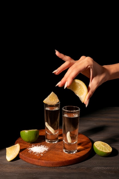 Vida morta de bebida de mezcal com verme maguey