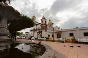 Foto grátis vida na paisagem do méxico com belo edifício