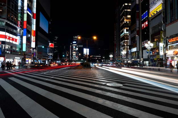 Vida noturna da cidade com brilhos de luz