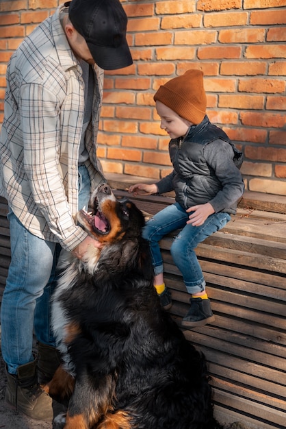 Vida rural de homem, criança e cachorro de tiro completo