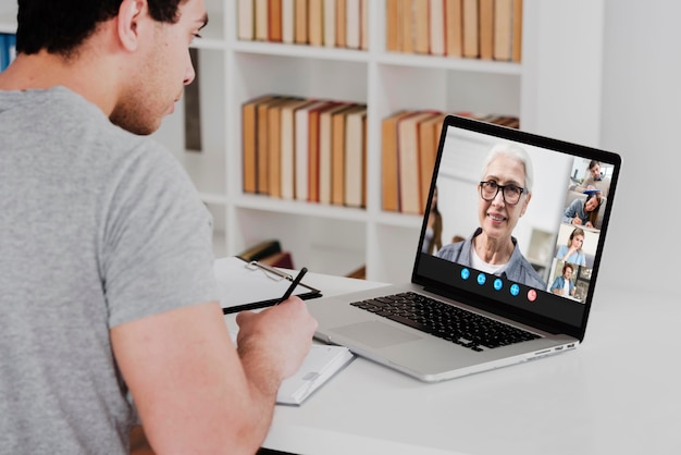 Vídeo chat de negócios no laptop