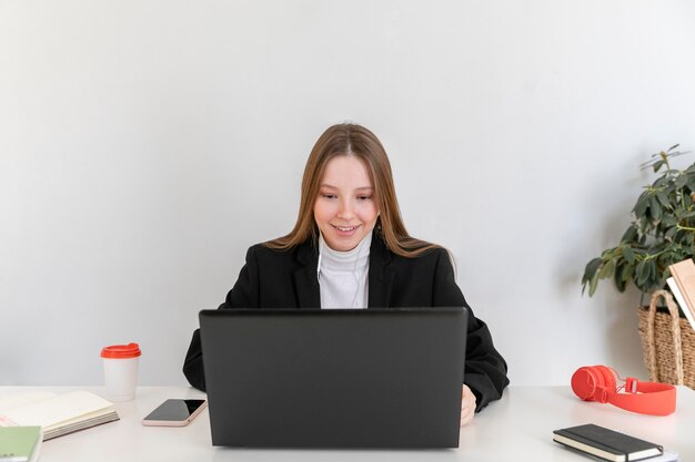 Vídeo-conferência de mulher em plano médio no trabalho