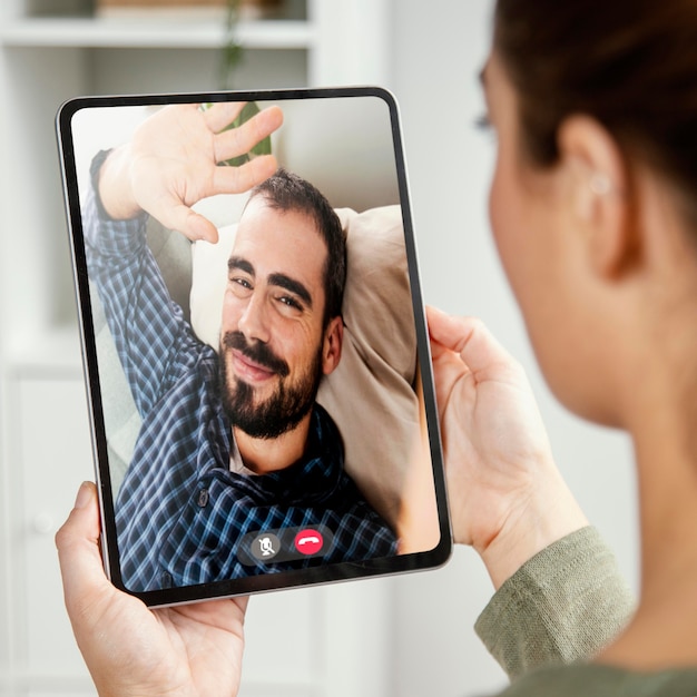 Videochamada com um amigo no tablet
