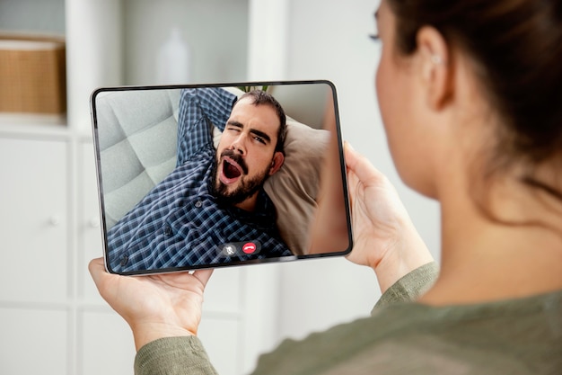 Foto grátis videochamada com um amigo no tablet