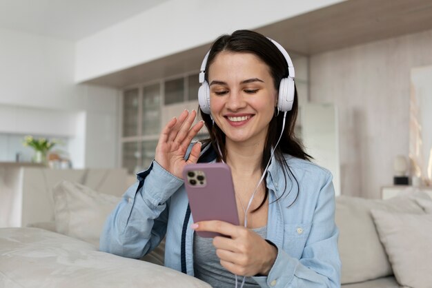 Videochamada de mulher sorridente de tiro médio