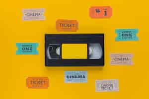 Foto grátis videotape com ingressos de cinema