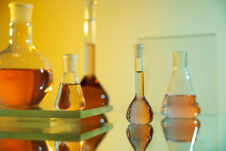 Foto grátis vidraria de laboratório com arranjo de líquido laranja