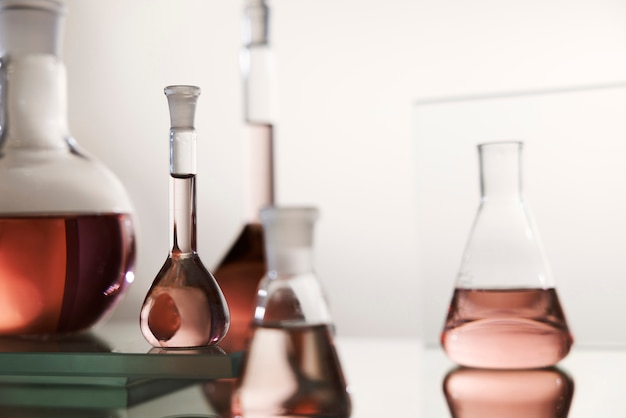 Vidraria de laboratório com arranjo de líquido rosa