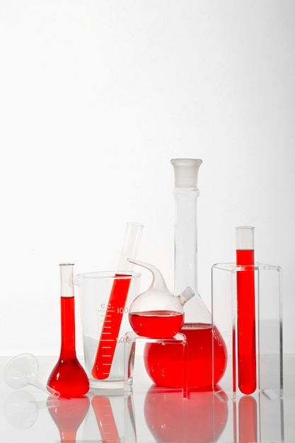 Vidraria de laboratório com arranjo de líquido vermelho