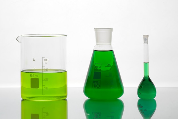 Vidraria de laboratório com líquido verde