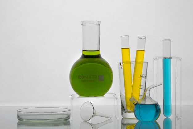 Vidraria de laboratório com substância colorida