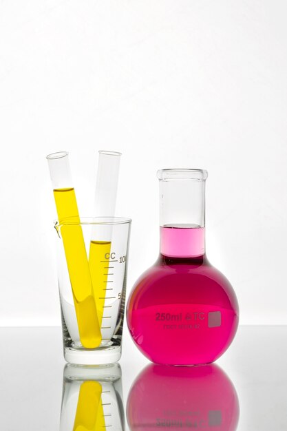 Vidraria de laboratório com variedade de líquidos coloridos