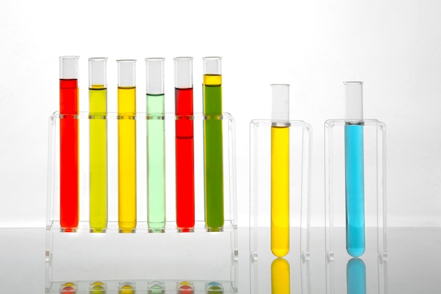 Vidraria de laboratório com variedade de substâncias coloridas