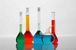 Foto grátis vidraria de laboratório contendo líquidos coloridos ainda vida