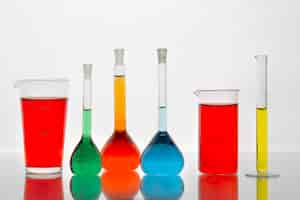 Foto grátis vidraria de laboratório contendo variedade de líquidos coloridos