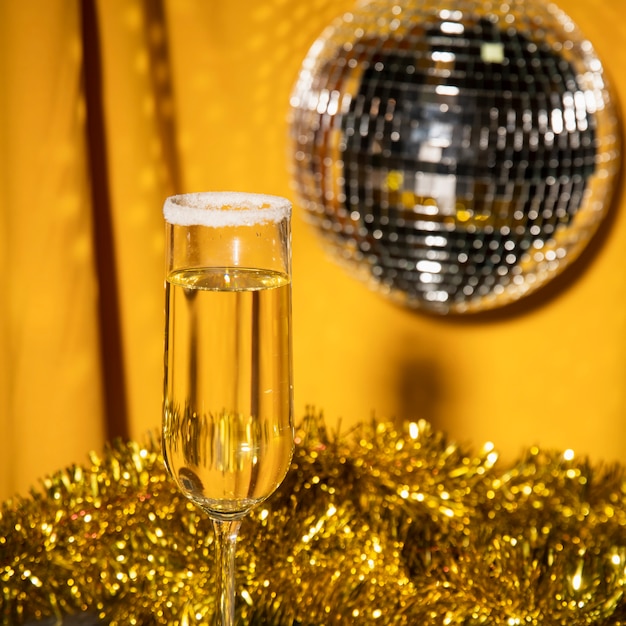 Foto grátis vidro com champanhe e prata globo de festa