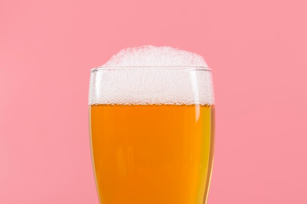 Vidro com espuma de cerveja