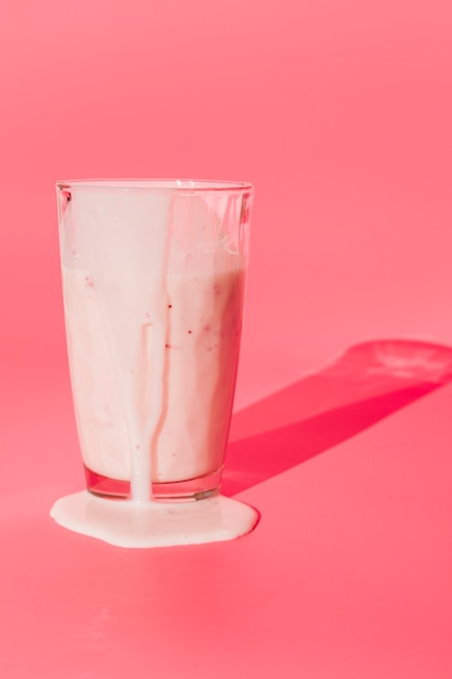 Foto grátis vidro com milkshake derramado