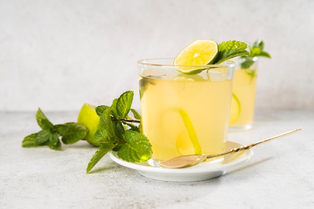 Vidro de alto ângulo com limonada