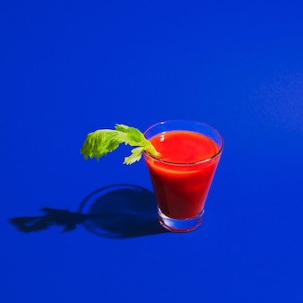 Vidro de maria sangrento isolado em fundo de néon azul brilhante. conceito de sabor, bebidas alcoólicas