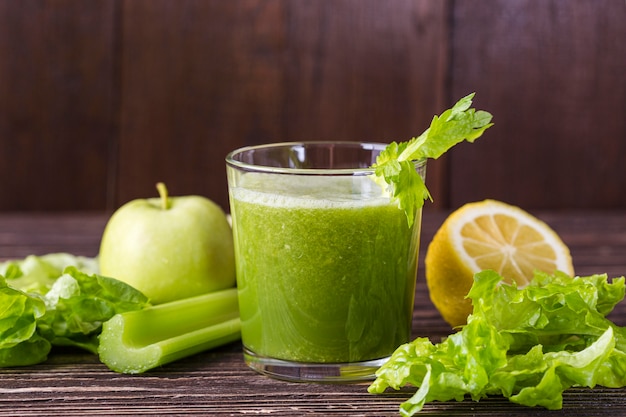 Vidro de smoothie verde vista frontal com ingredientes