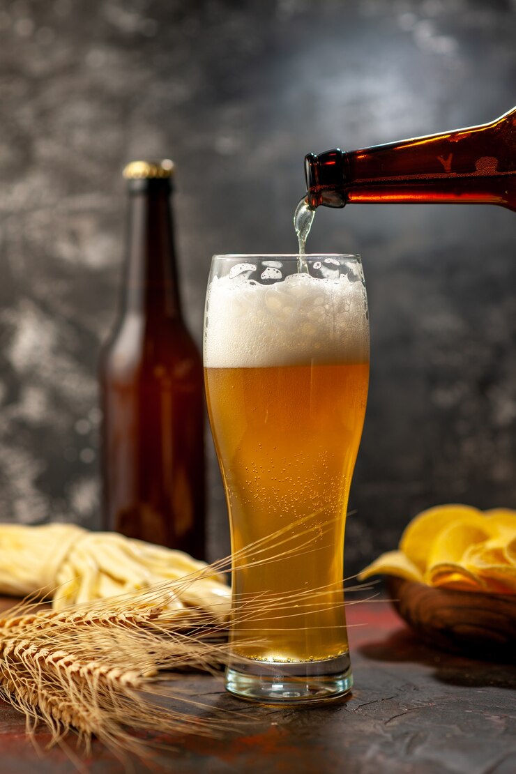 Foto grátis vidro de vista frontal de um urso com garrafa de cips e queijo na cor da bebida com álcool de foto de vinho claro