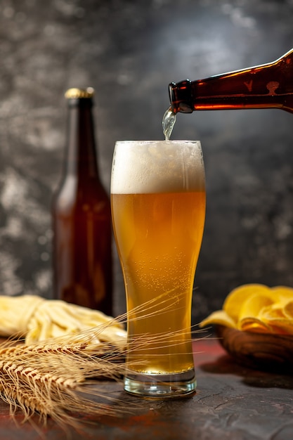 Foto grátis vidro de vista frontal de urso com garrafa de cips e queijo em cores claras de vinho e bebidas alcoólicas