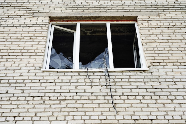 Vidro quebrado de uma janela em uma casa privada vandalismo roubo roubo e roubo assalto ... Foto Premium