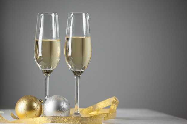 Foto grátis vidros com champanhe e presentes de fundo
