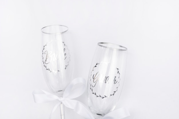 Foto grátis vidros de casamento vista superior com fundo branco