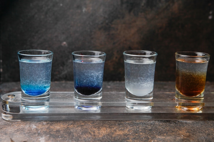 Foto grátis vidros de tiro de vista lateral com bebidas coloridas em um copo