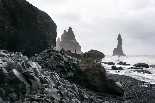 Vik e colunas de basalto, praia de areia preta na Islândia.