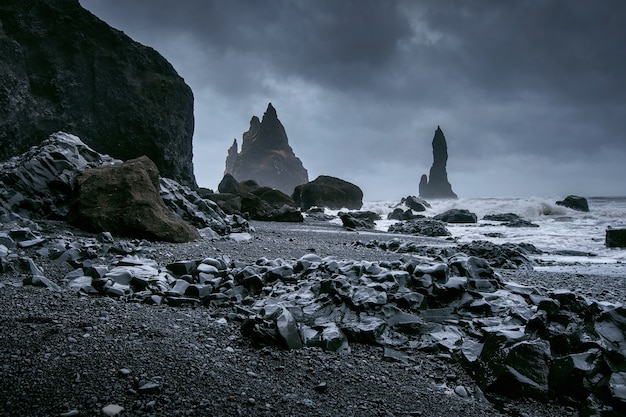 Vik e colunas de basalto, praia de areia preta na Islândia.