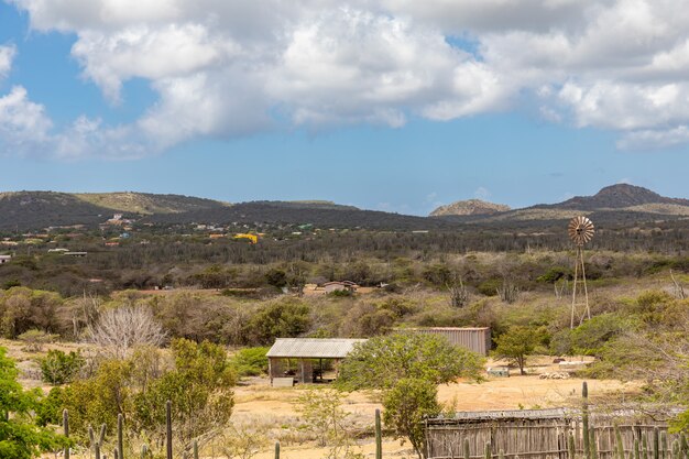 Vila cercada por uma paisagem verde sob o céu nublado em Bonaire, Caribe