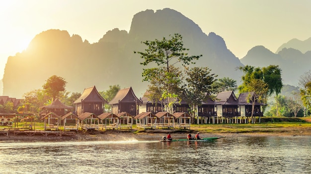 Vila e bangalôs ao longo do rio Nam Song em Vang Vieng, Laos.
