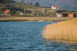 Foto grátis vila tranquila junto ao lago