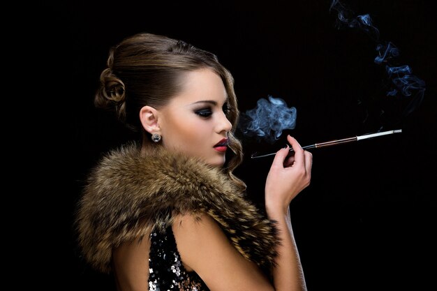 Vintage. Menina bonita com cigarro