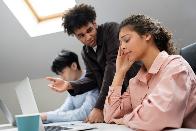 Violência no local de trabalho entre colegas
