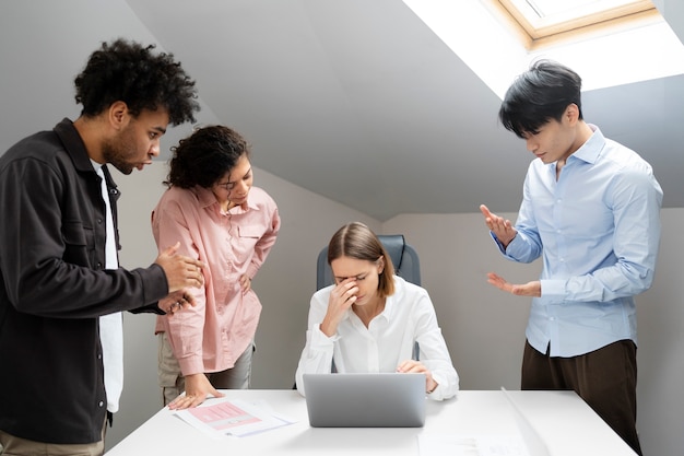 Violência no local de trabalho ocorrendo entre colegas