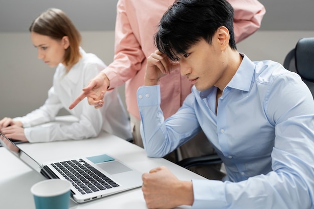 Violência no local de trabalho ocorrendo entre colegas